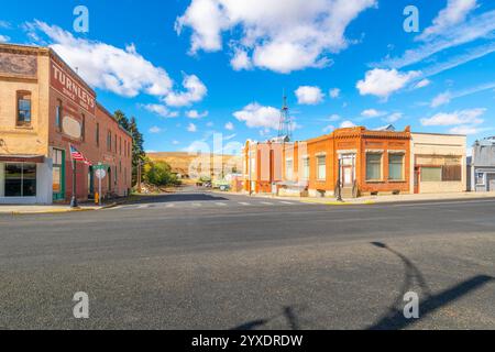 Die Hauptstraße durch das historische Zentrum von Rosalia, Washington, einer ländlichen Kleinstadt in der Region Pullman Palouse im Nordosten Washingtons. Stockfoto