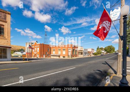 Die Hauptstraße durch das historische Zentrum von Rosalia, Washington, einer ländlichen Kleinstadt in der Region Pullman Palouse im Nordosten Washingtons. Stockfoto