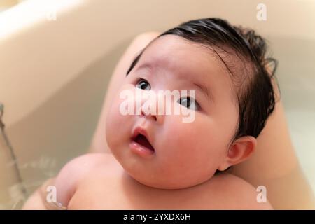 Baby in Badewanne Stockfoto