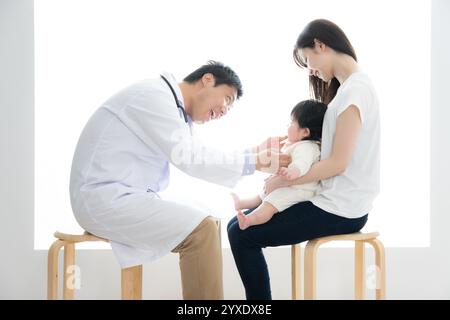 Die ärztliche Untersuchung des Babys Stockfoto