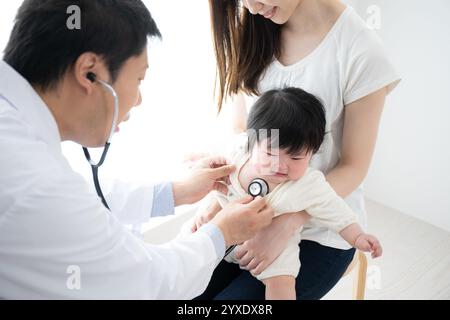 Die ärztliche Untersuchung des Babys Stockfoto