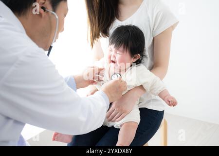 Die ärztliche Untersuchung des Babys Stockfoto