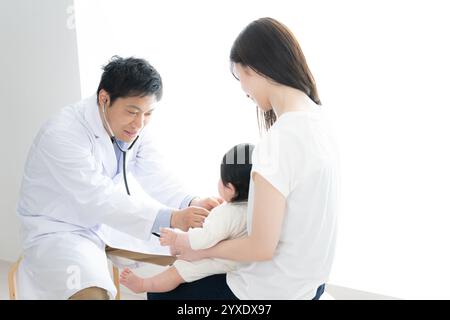 Die ärztliche Untersuchung des Babys Stockfoto