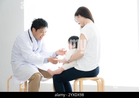 Die ärztliche Untersuchung des Babys Stockfoto