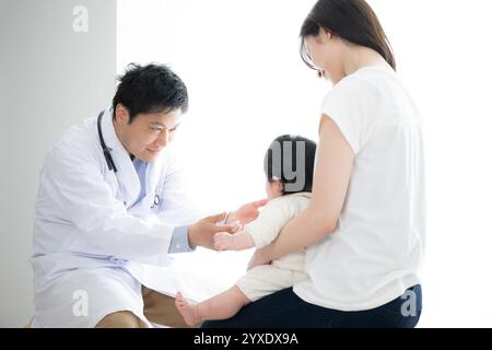 Die ärztliche Untersuchung des Babys Stockfoto