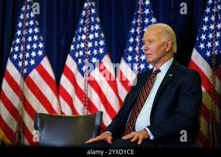 Washington, Usa. Dezember 2024. US-Präsident Joe Biden wartet am Sonntag, den 15. Dezember 2024, im Willard International Washington Hotel in Washington, D.C. auf die Rede. Präsident Biden und Vizepräsident Harris sprachen zum Feiertagsempfang des Demokratischen Nationalkomitees. Foto: Will Oliver/UPI Credit: UPI/Alamy Live News Stockfoto