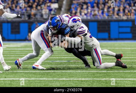 Detroit, Usa. Dezember 2024. Detroit Lions TE Sam Laporta trägt den Ball im vierten Quartal gegen die Buffalo Bills im Ford Field in Detroit, Michigan am Sonntag, den 15. Dezember 2024. Foto: Rena Laverty/UPI Credit: UPI/Alamy Live News Stockfoto