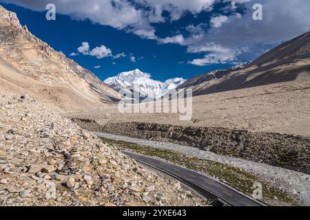 Der Mount Everest vom North Base Camp liegt in Tibet auf 5.150 Metern. Mt. Der Everest ist von der Aussichtsplattform aus deutlich zu sehen und er ist herrlich Stockfoto