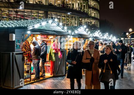 Besucher besuchen den jährlichen Weihnachtsmarkt „Winter am Fluss“ in der Nähe der Tower Bridge in London, Großbritannien. Stockfoto