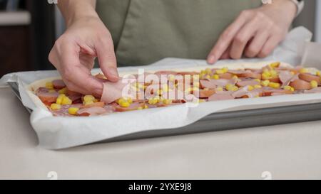 Hausgemachte quadratische Pizza mit Käse und Wurstbelag auf Holztisch Square Pizza, Vollkäseaufstrich Bio Pizza gesunde Pizza. Stockfoto