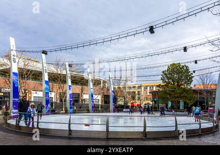 Denver, Colorado – 12. Dezember 2024: Eislaufbahn im Freien in Denver, Colorado Stockfoto