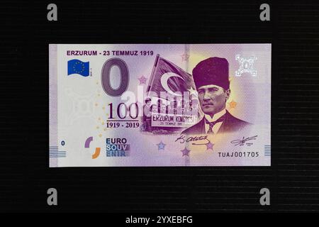 Souvenir 0 Null-Euro-Türkei-Banknote. Gedenkausgabe zum 100. Geburtstag mit Mustafa Kemal Atatürk während des Kongresses in Erzurum am 2. Juli Stockfoto