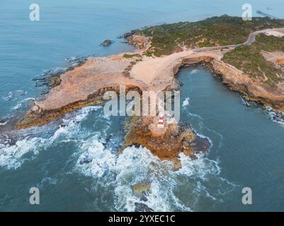 Aus der Vogelperspektive eines farbigen Monuments am Rande einer felsigen Küste über brechenden Wellen in Robe an der Kalksteinküste von South Australia Stockfoto