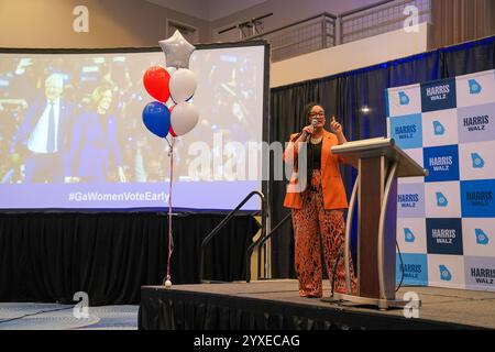 Nikema Williams (D-GA), Vorsitzender der Demokratischen Partei Georgiens, spricht am 18. Oktober 2024 auf der Bühne einer Veranstaltung von Peach State Women for Harris Walz im Hyatt Regency in Atlanta, Georgia, USA. (Foto: Julia Beverly/Alamy Live News) Stockfoto