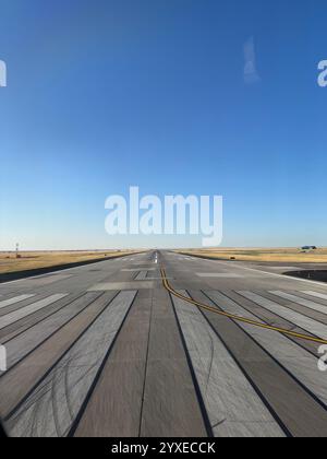 Blick auf die Start- und Landebahn am Denver International Airport Stockfoto