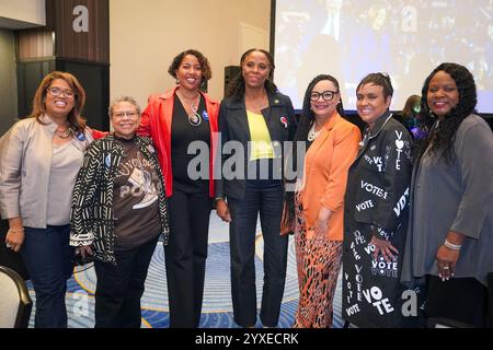 Yvonne Cowser Yancy, Gast, Reverend Natosha Reid Rice, U.S. Deal. Stacey Plaskett (D-VI), US-Rep. Nikema Williams (D-GA), Richterin Glenda Hatchett und Gast nahmen am 18. Oktober 2024 an einer Peach State Women for Harris Walz-Veranstaltung im Hyatt Regency in Atlanta, Georgia, USA, Teil. (Foto: Julia Beverly/Alamy Live News) Stockfoto