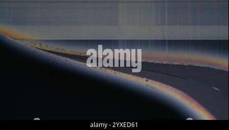 Glatch-LCD. Bildschirm defekt. Schiefer Riss in der verschwommenen Glasanzeige mit schillerndem Pixelrand. Störung der Bilderweiterung, Schwarzfleck. Stockfoto