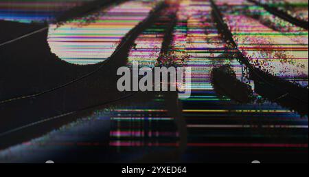 Fehlerhaftes Pixel. Matrixverzerrung. Regenbogenglitschen, Staub kratzt zerrissene, verstörte Textur. Beschädigtes Tablet zeigt abstrakten unscharfen Hintergrund an. Stockfoto