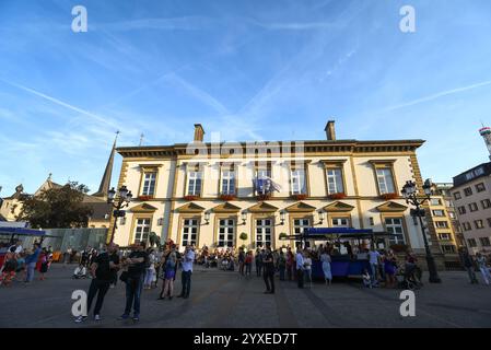 Rathaus Luxemburg und Gemeinschaftsatmosphäre am Place Guillaume II Stockfoto