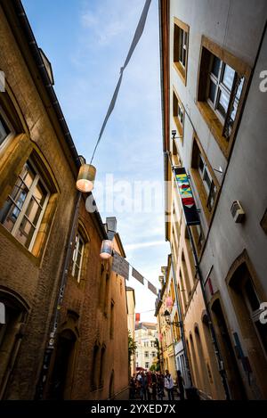 Festliche Laternen entlang der Rue du St Esprit - Luxemburg-Stadt Stockfoto