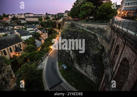 Blick vom Rocher du Bock über Grund in der Abenddämmerung - Luxemburg-Stadt Stockfoto