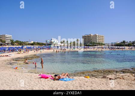 Strandszene, Sandy Bay, Ayia Napa, Viertel Famagusta, Zypern Stockfoto