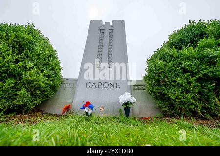 Hillsdale, Il, USA. August 2021. Alphonse Capone, der berüchtigte Chicagoer Gangster, ruht in Mt. Carmel Cemetery, Hillside, Illinois, auf einem bescheidenen Familiengrundstück, das von einem einfachen Grabstein umgeben ist, umgeben von verzierten Markierungen anderer bekannter Persönlichkeiten. (Kreditbild: © Walter G. Arce Sr./ASP via ZUMA Press Wire) NUR REDAKTIONELLE VERWENDUNG! Nicht für kommerzielle ZWECKE! Stockfoto