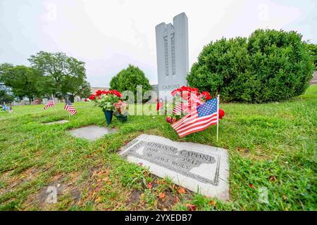 Hillsdale, Il, USA. August 2021. Alphonse Capone, der berüchtigte Chicagoer Gangster, ruht in Mt. Carmel Cemetery, Hillside, Illinois, auf einem bescheidenen Familiengrundstück, das von einem einfachen Grabstein umgeben ist, umgeben von verzierten Markierungen anderer bekannter Persönlichkeiten. (Kreditbild: © Walter G. Arce Sr./ASP via ZUMA Press Wire) NUR REDAKTIONELLE VERWENDUNG! Nicht für kommerzielle ZWECKE! Stockfoto