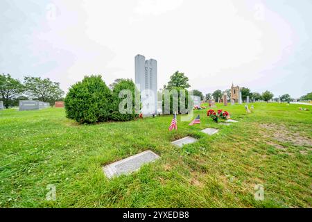 Hillsdale, Il, USA. August 2021. Alphonse Capone, der berüchtigte Chicagoer Gangster, ruht in Mt. Carmel Cemetery, Hillside, Illinois, auf einem bescheidenen Familiengrundstück, das von einem einfachen Grabstein umgeben ist, umgeben von verzierten Markierungen anderer bekannter Persönlichkeiten. (Kreditbild: © Walter G. Arce Sr./ASP via ZUMA Press Wire) NUR REDAKTIONELLE VERWENDUNG! Nicht für kommerzielle ZWECKE! Stockfoto