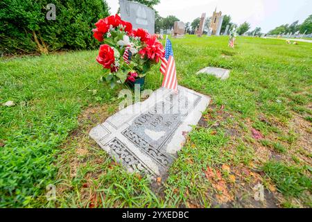 Hillsdale, Il, USA. August 2021. Alphonse Capone, der berüchtigte Chicagoer Gangster, ruht in Mt. Carmel Cemetery, Hillside, Illinois, auf einem bescheidenen Familiengrundstück, das von einem einfachen Grabstein umgeben ist, umgeben von verzierten Markierungen anderer bekannter Persönlichkeiten. (Kreditbild: © Walter G. Arce Sr./ASP via ZUMA Press Wire) NUR REDAKTIONELLE VERWENDUNG! Nicht für kommerzielle ZWECKE! Stockfoto