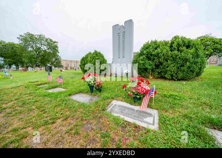 Hillsdale, Il, USA. August 2021. Alphonse Capone, der berüchtigte Chicagoer Gangster, ruht in Mt. Carmel Cemetery, Hillside, Illinois, auf einem bescheidenen Familiengrundstück, das von einem einfachen Grabstein umgeben ist, umgeben von verzierten Markierungen anderer bekannter Persönlichkeiten. (Kreditbild: © Walter G. Arce Sr./ASP via ZUMA Press Wire) NUR REDAKTIONELLE VERWENDUNG! Nicht für kommerzielle ZWECKE! Stockfoto