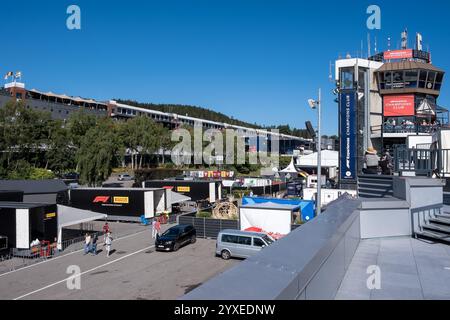 Blick auf den Renntag auf dem berühmten Circuit de Spa-Francorchamps, einer Rennstrecke in Francorchamps, Stavelot, Wallonien, Belgien. Stockfoto