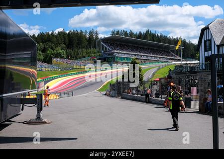 Blick auf den Renntag auf dem berühmten Circuit de Spa-Francorchamps, einer Rennstrecke in Francorchamps, Stavelot, Wallonien, Belgien. Stockfoto