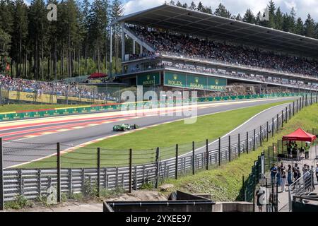 Blick auf den Renntag auf dem berühmten Circuit de Spa-Francorchamps, einer Rennstrecke in Francorchamps, Stavelot, Wallonien, Belgien. Stockfoto