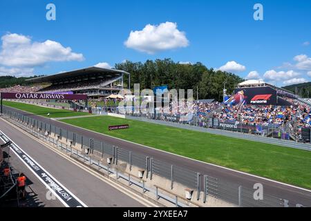 Blick auf den Renntag auf dem berühmten Circuit de Spa-Francorchamps, einer Rennstrecke in Francorchamps, Stavelot, Wallonien, Belgien. Stockfoto