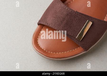 Nahaufnahme von rotbraunen Damen-Ledersandalen mit natürlicher Körnung und Textur und Nähten um den Rand, handwerkliche Verarbeitung von Lederprodukten Stockfoto