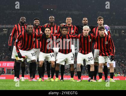 Mailand. Dezember 2024. Spieler des AC Milan posieren für ein Foto vor einem Fußballspiel der Serie A zwischen dem AC Mailand und Genua in Mailand, Italien, 15. Dezember 2024. Quelle: Alberto Lingria/Xinhua/Alamy Live News Stockfoto
