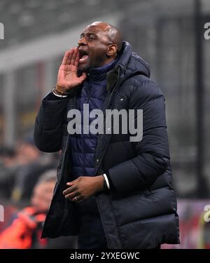 Mailand. Dezember 2024. Genua-Cheftrainer Patrick Vieira reagiert auf ein Fußballspiel der Serie A zwischen dem AC Mailand und Genua am 15. Dezember 2024 in Mailand. Quelle: Alberto Lingria/Xinhua/Alamy Live News Stockfoto