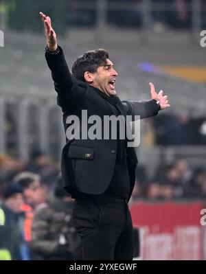 Mailand. Dezember 2024. Der Cheftrainer des AC Mailand Paulo Fonseca gibt Gesten während eines Fußballspiels der Serie A zwischen dem AC Mailand und Genua am 15. Dezember 2024 in Mailand. Quelle: Alberto Lingria/Xinhua/Alamy Live News Stockfoto