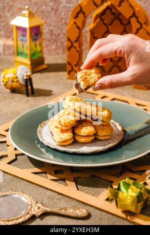 Kue lidah Kucing mit Schokoladenmarmelade ist ein kleiner indonesischer Keks (Kue kering), der in der Form einer Katzenzunge (lang und flach) ähnelt. Sie sind süß und Stockfoto