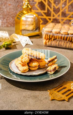 Kue lidah Kucing mit Schokoladenmarmelade ist ein kleiner indonesischer Keks (Kue kering), der in der Form einer Katzenzunge (lang und flach) ähnelt. Sie sind süß und Stockfoto