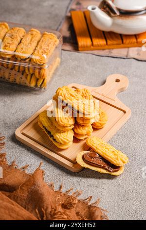 Kue lidah Kucing mit Schokoladenmarmelade ist ein kleiner indonesischer Keks (Kue kering), der in der Form einer Katzenzunge (lang und flach) ähnelt. Sie sind süß und Stockfoto