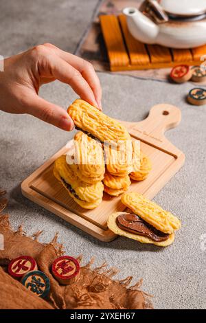 Kue lidah Kucing mit Schokoladenmarmelade ist ein kleiner indonesischer Keks (Kue kering), der in der Form einer Katzenzunge (lang und flach) ähnelt. Sie sind süß und Stockfoto