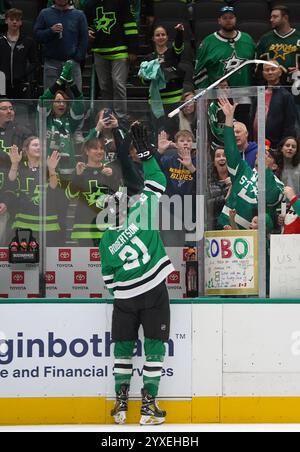 Dallas, Usa. Dezember 2024. Jason Robertson #21 von Dallas Stars gibt einem Fan während des Spiels gegen St. Louis Blues aus der regulären Saison der National Hockey League im American Airlines Center einen seiner Sticks. Endergebnis OT Dallas Stars 2- 1 St. Louis Blues. Am 14. Dezember 2024 in Dallas, Texas, USA. (Foto: Javier Vicencio/Eyepix Group) Credit: Eyepix Group/Alamy Live News Stockfoto