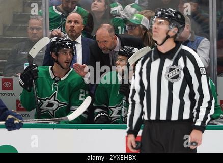 Dallas, Usa. Dezember 2024. Cheftrainer Peter DeBoer von Dallas Stars während des Spiels gegen St. Louis Blues während der regulären Saison der National Hockey League im American Airlines Center. Endergebnis OT Dallas Stars 2- 1 St. Louis Blues. Am 14. Dezember 2024 in Dallas, Texas, USA. (Foto: Javier Vicencio/Eyepix Group) Credit: Eyepix Group/Alamy Live News Stockfoto