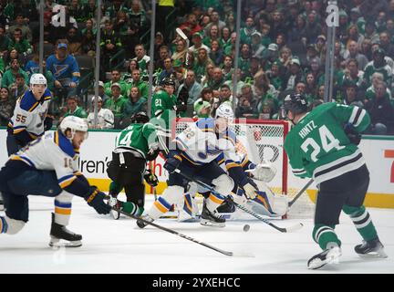 Dallas, Usa. Dezember 2024. Ryan Sutter #22 von St. Louis Blues lenkt den Schuss von Roope Hintz #24 von Dallas Stars während des regulären Saisonspiels der National Hockey League im American Airlines Center ab. Endergebnis OT Dallas Stars 2- 1 St. Louis Blues. Am 14. Dezember 2024 in Dallas, Texas, USA. (Foto: Javier Vicencio/Eyepix Group) Credit: Eyepix Group/Alamy Live News Stockfoto