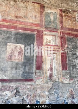 Ein altes römisches Fresko mit klassischer Kunst und architektonischem Design, mit komplexen Details und lebhaften Farben. Testament für die Fertigkeit von R Stockfoto