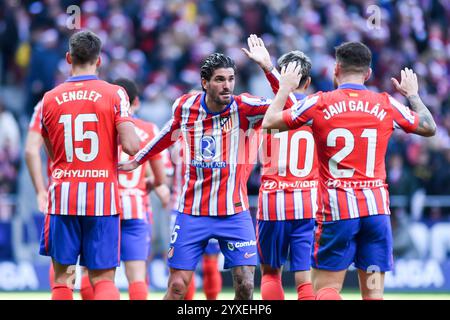 Madrid, Spanien. Dezember 2024. Die Spieler von Atletico de Madrid feiern das Ergebnis beim Fußballspiel La Liga zwischen Atletico de Madrid und Getafe CF am 15. Dezember 2024 in Madrid. Gustavo Valiente/Xinhua/Alamy Live News Stockfoto