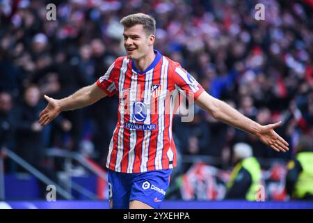 Madrid, Spanien. Dezember 2024. Sorloth von Atletico de Madrid feiert das Torspiel während des Fußballspiels La Liga zwischen Atletico de Madrid und Getafe CF am 15. Dezember 2024 in Madrid. Gustavo Valiente/Xinhua/Alamy Live News Stockfoto