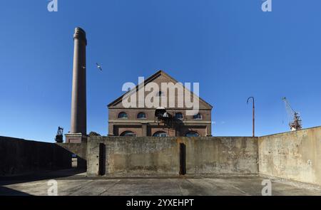 Betonwände des Coal, Rope & Sling Store und des historischen Federation Romanesque Style Powerhouse and Chimney, Cockatoo Island, Sydney, Australien Stockfoto